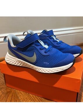 Nike Revolution 5 Sneakers